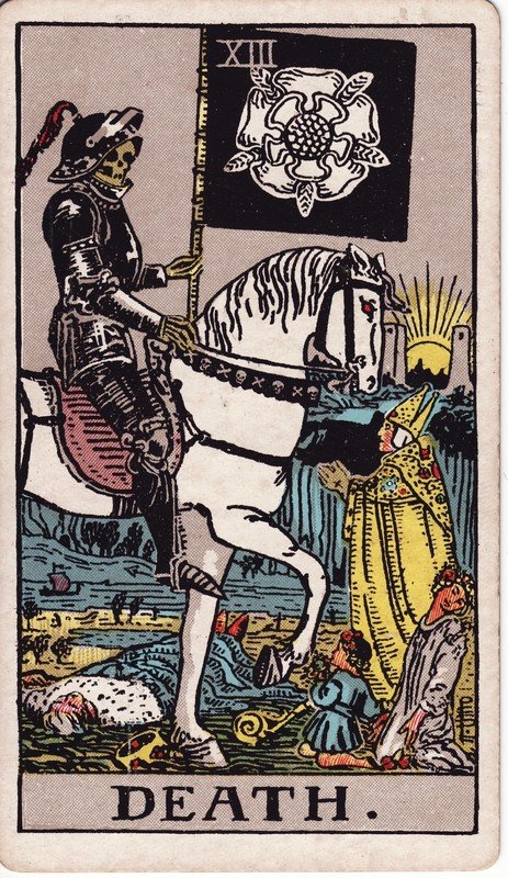 A Morte, do Rider–Waite–Smith: esqueleto de armadura num cavalo branco, carregando uma bandeira negra com uma rosa branca.