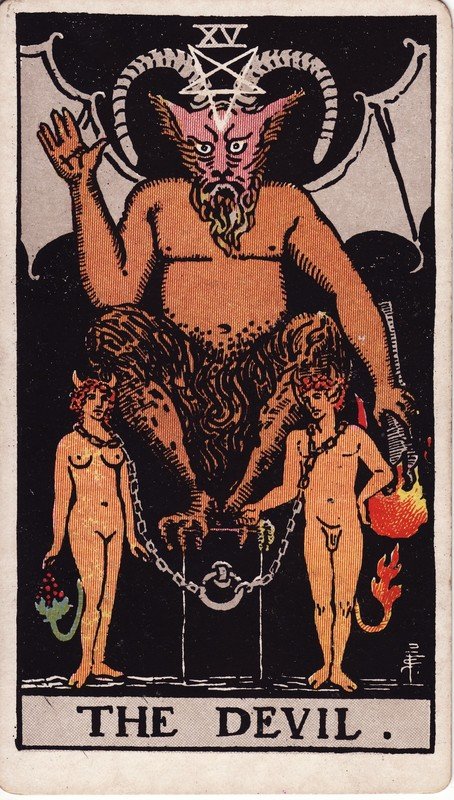 O Diabo, do Rider–Waite–Smith: figura com chifres sobre um pedestal, com um homem e uma mulher acorrentados à frente.