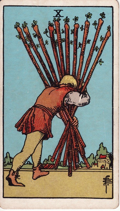 Dez de Paus do Rider–Waite–Smith: um homem curvado carregando um feixe de dez bastões em direção a uma casa.